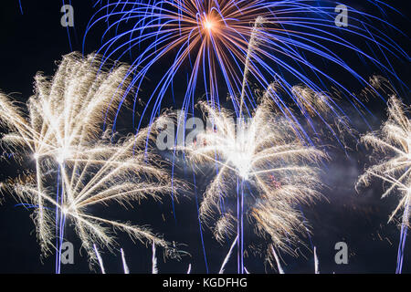 D'artifice à feu 4 novembre 2009 célébration, le château de Kenilworth, UK. Banque D'Images