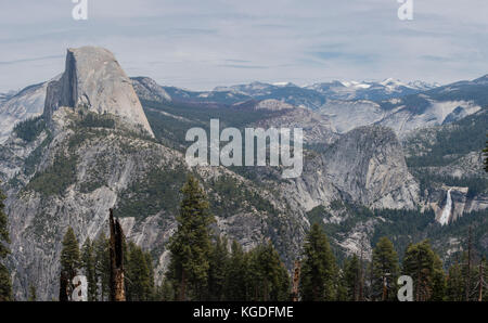 Une vue panoramique de demi-dôme et nevada falls du panorama trail dans le parc national Yosemite. Banque D'Images