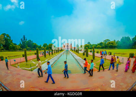 Agra, Inde - 20 septembre 2017 : personnes non identifiées marchant dans le jardin près de Darwaza-i-Rauza à Chowk-i Jilo Khana au complexe Taj Mahal à Agra, Inde. La porte est l'entrée principale de la tombe, effet œil de poisson Banque D'Images