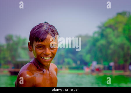 Delhi, Inde - le 16 septembre 2017 : portrait of smiling non identifiés de indian boy looking at camera, à Delhi Banque D'Images