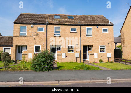 Deux étages nouvellement construit maison individuelle de conseil avec petit jardin à l'avant sur une rue vide en Angleterre, Royaume-Uni Banque D'Images