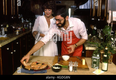 Elizabeth Taylor obtenir une leçon de cuisine dans la cuisine de son Bel Air accueil du chef Nick Grippo. Banque D'Images