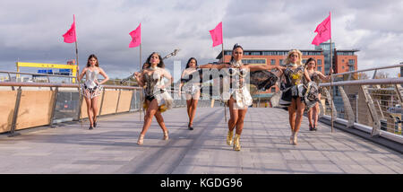 Belfast, Irlande du Nord. 04/11/2017 - Les Ladyboys de Bangkok d'arriver à Belfast pour 14 nuits de divertissements et de cabaret. Banque D'Images