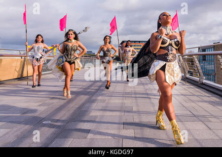 Belfast, Irlande du Nord. 04/11/2017 - Les Ladyboys de Bangkok d'arriver à Belfast pour 14 nuits de divertissements et de cabaret. Banque D'Images