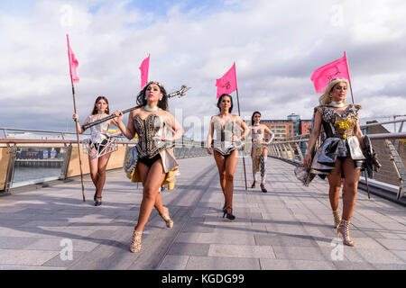 Belfast, Irlande du Nord. 04/11/2017 - Les Ladyboys de Bangkok d'arriver à Belfast pour 14 nuits de divertissements et de cabaret. Banque D'Images