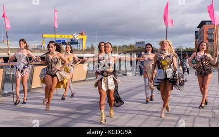 Belfast, Irlande du Nord. 04/11/2017 - Les Ladyboys de Bangkok d'arriver à Belfast pour 14 nuits de divertissements et de cabaret. Banque D'Images