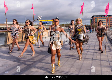 Belfast, Irlande du Nord. 04/11/2017 - Les Ladyboys de Bangkok d'arriver à Belfast pour 14 nuits de divertissements et de cabaret. Banque D'Images