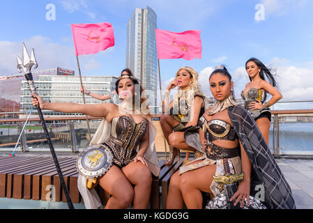 Belfast, Irlande du Nord. 04/11/2017 - Les Ladyboys de Bangkok d'arriver à Belfast pour 14 nuits de divertissements et de cabaret. Banque D'Images