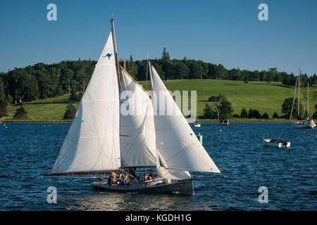 Une petite goélette de poste de pilotage ouverte naviguant dans le port de Lunenburg, en Nouvelle-Écosse, au Canada. Banque D'Images