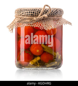Un bocal de verre de tomates en conserve sur fond blanc Banque D'Images