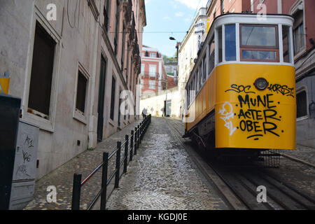 Le tramway qui monte dans les rues de Lisbonne Banque D'Images