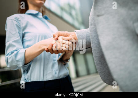 Close-up photo de businesswoman and businessman shaking hands Banque D'Images