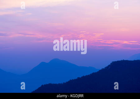 Le lever du soleil sur les collines autour de Bandipur, Tanahun district, Népal Banque D'Images