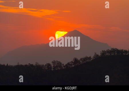 Le lever du soleil sur les collines autour de Bandipur, Tanahun district, Népal Banque D'Images