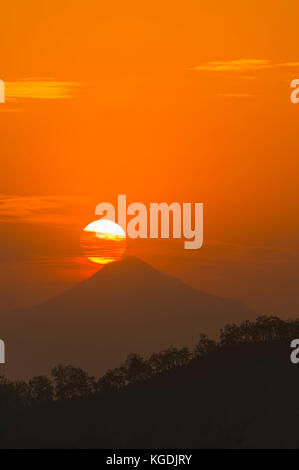 Le lever du soleil sur les collines autour de Bandipur, Tanahun district, Népal Banque D'Images