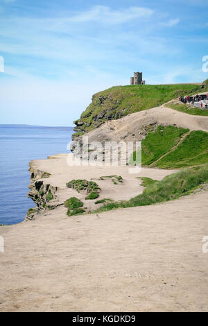 Populaires photo place à partir de la partie nord de falaises de Moher avec O'Brien's Tower à l'extrémité et balades touristiques jusqu'à un jour d'été de juin, l'Irlande Banque D'Images