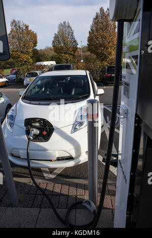 La Nissan LEAF, la voiture électrique à un point de recharge à une station-service sur autoroute Banque D'Images