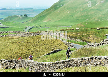 Les cyclistes à vélo dans les vallées du Yorkshire uk voyager dans de beaux paysages près de régler Banque D'Images