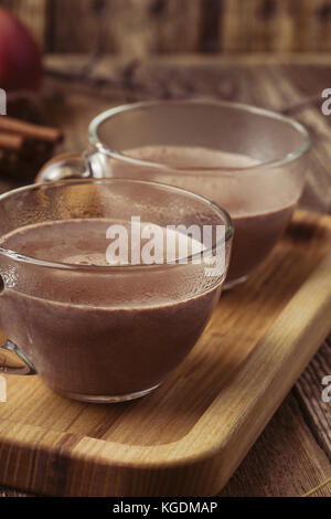 Chocolat chaud servi dans des tasses en verre vintage pour deux personne Banque D'Images