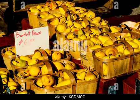 Bartlett poires à vendre au stand du marché des agriculteurs. Marché St. Jacobs Ontario Canada Banque D'Images