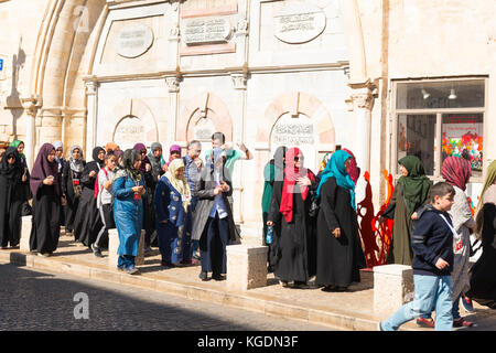 La Terre Sainte Israël Tel Aviv Jaffa Yofa La Mosquée Mahmoudiya construit 1812 centre communautaire musulman religion centre Lieu de culte hidjab hijab femmes Banque D'Images