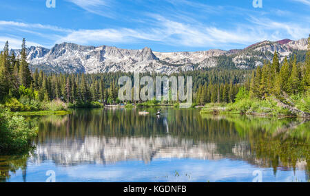 Les kayakistes explorent Twin Lakes dans le bassin de Mammoth Lakes à Mammoth Lakes, en Californie Banque D'Images