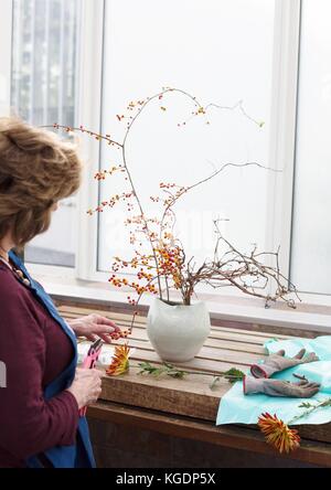 L'Ikebana un artiste créant un arrangement floral au Conservatoire de Côme à St Paul, Minnesota, USA. Banque D'Images