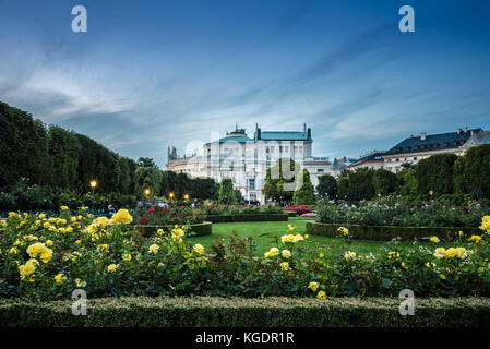 Burgtheater au coucher du soleil, vue de Volksgarten à Vienne Banque D'Images