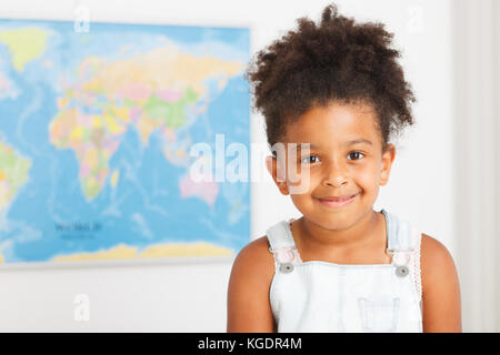 African American preschool girl en classe avec carte du monde Banque D'Images