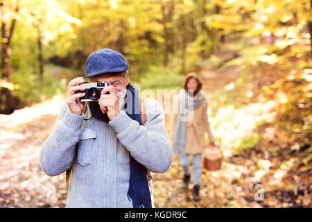 Senior couple lors d'une promenade en forêt d'automne. Banque D'Images