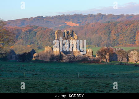 Vue à l'échelle et à la ruine du château de Ogmore situé sur le côté de la rivière qui était un point de passage stratégique sur la rivière ewenny Banque D'Images