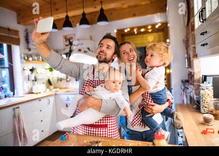 Jeune famille des cookies à la maison. Banque D'Images