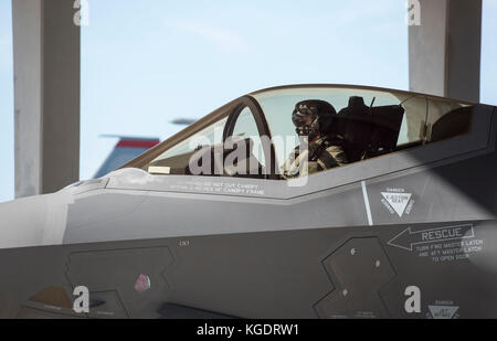 Un U.S. Air Force F-35A Lightning II pilot de Hill Air Force Base, Utah, prépare son avion de chasse pour la première F-35A décollage de Kadena Air Base, Banque D'Images