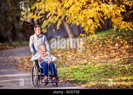 Man and Woman in wheelchair en automne la nature. Banque D'Images