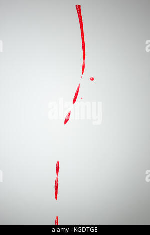 Le ketchup isolé sur fond gris Banque D'Images