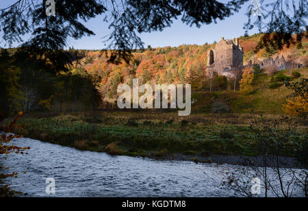 Neidpath Castle près de Peebles dans la région des Scottish Borders, qui se trouve au-dessus de la rivière Tweed. Banque D'Images