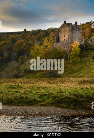 Neidpath Castle près de Peebles dans la région des Scottish Borders, qui se trouve au-dessus de la rivière Tweed. Banque D'Images
