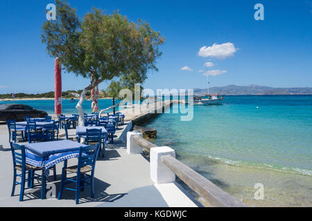 Taverne suis Pier in der Bucht von Agia Anna Naxos, von Westseite, Canaries, Aegaeis, Griechenland, Mittelmeer, Europa | Taverne à l'embarcadère, baie de Agia Banque D'Images