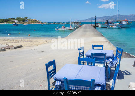 Taverne à la jetée, la baie d'Agia Anna, l'ouest de l'île de Naxos, Cyclades, Mer Égée, Grèce Banque D'Images