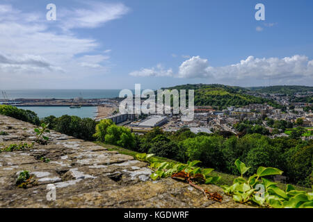 Vue aérienne du mur du château de Douvres à plus de Dover Harbour. En regardant vers la ville. Banque D'Images