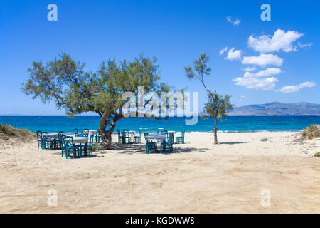 Lieu idyllique pour dîner, plage de Maragas au côté ouest de l'île de Naxos, Cyclades, Mer Égée, Grèce Banque D'Images