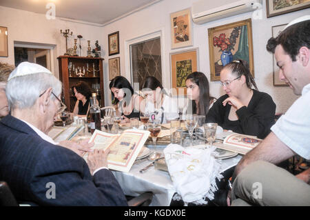 Sedder. repas famille assis autour d'une table pour un repas de fête juive de la pâque sur Banque D'Images