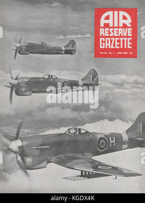 La Réserve aérienne Vintage magazine Gazette du couvercle de janvier 1947 montrant une escadrille de chasseurs-bombardiers Typhoon Hawker de l'ère de la deuxième guerre mondiale. Cette couverture est la première question après le magazine était le nom du Journal de l'Air Training Corps Banque D'Images