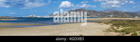 Vue panoramique de la ville de Naxos, vue de Saint George Beach, Naxos island, Cyclades, Mer Égée, Grèce Banque D'Images