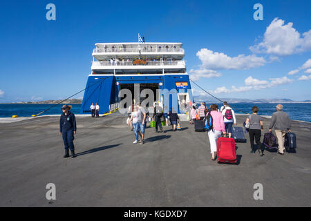 Le voyageur à Blue Star Ferry, port de Naxos-ville, l'île de Naxos, Cyclades, Mer Égée, Grèce Banque D'Images