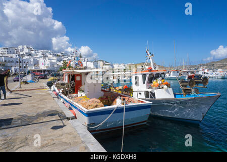 Bateaux de pêche au port de pêche de Naoussa, Paros, Cyclades, Mer Égée, Grèce Banque D'Images