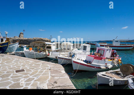 Bateaux de pêche au port de pêche de Naoussa, Paros, Cyclades, Mer Égée, Grèce Banque D'Images