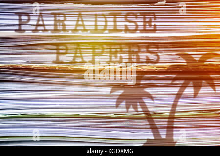 Ombre d'un palmier sur une pile de papier, documents de paradis Banque D'Images