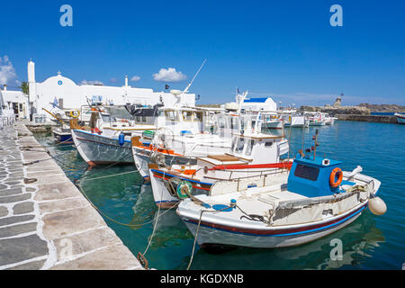 Bateaux de pêche au port de pêche de Naoussa, Paros, Cyclades, Mer Égée, Grèce Banque D'Images