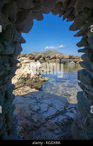 Vue depuis le fort vénitien du port à la mer, à Naoussa, Paros, Cyclades, Mer Égée, Grèce Banque D'Images